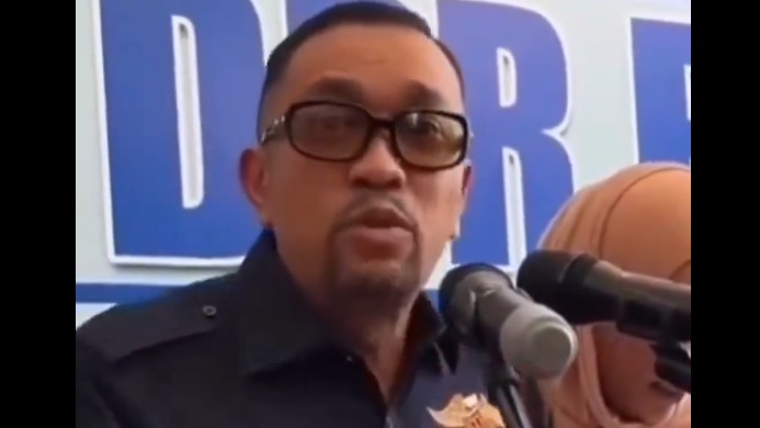 Wakil Ketua Komisi III DPR RI, Ahmad Sahroni menyebut  orang yg menyerukan pembubaran DPR itu adalah orang tolol. (X@ukhty_onya).png